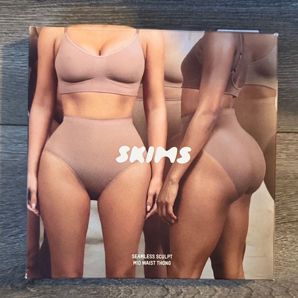 SKIMS Seamless Sculpt Mid Waist Thong in Onyx (Black)